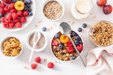 berry meyve somun, kahvaltı için sağlıklı granola vegan süt