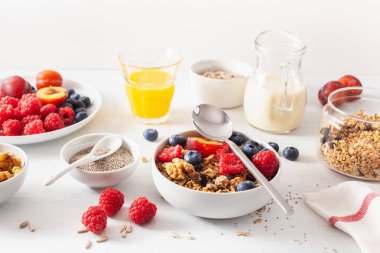 berry meyve somun, kahvaltı için sağlıklı granola vegan süt
