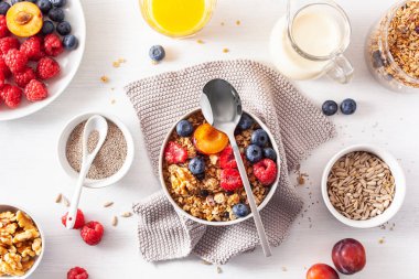 berry meyve somun, kahvaltı için sağlıklı granola vegan süt
