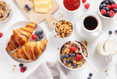 granola, berry, fındık, kruvasan, reçel, cho ile sağlıklı kahvaltı