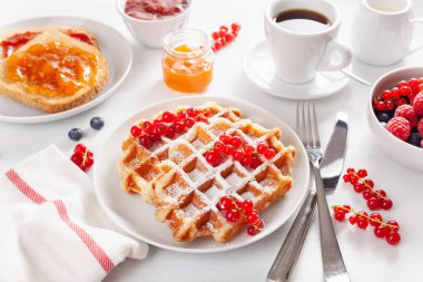 waffle, tost, berry, reçel, çikolata yayılmış ve c ile kahvaltı