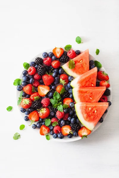 Talerz owoców i jagód na biało. Borówka, truskawka, raspb — Zdjęcie stockowe