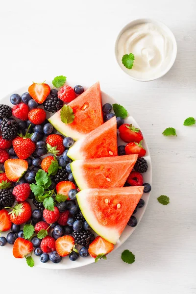 Frukt-och bär tallrik över vitt. blåbär, jordgubb, raspb — Stockfoto