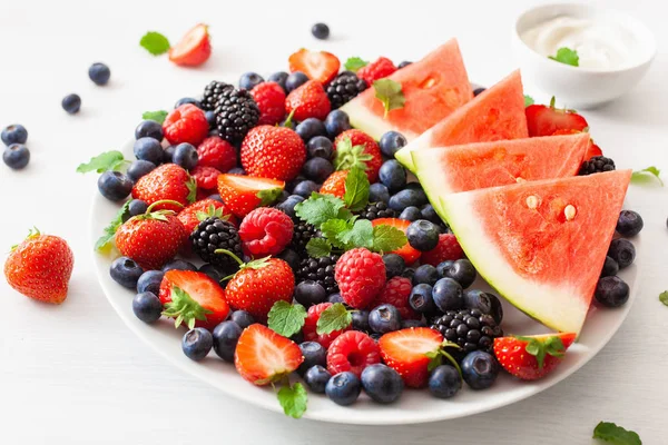 Πιατέλα με φρούτα και μούρα πάνω από το λευκό. βατόμουρο, φράουλα, ραβαμπ — Φωτογραφία Αρχείου