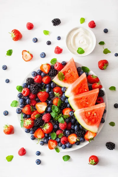 Fruit en bessen schotel over wit. Blueberry, aardbei, raspb — Stockfoto