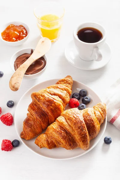 Kontinentales Frühstück mit Croissant, Marmelade, Schokoladenaufstrich und — Stockfoto