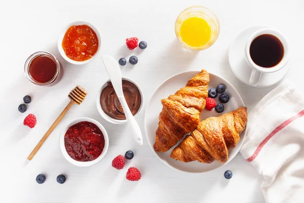 Petit déjeuner continental avec croissant, confiture, tartinade au chocolat et — Photo