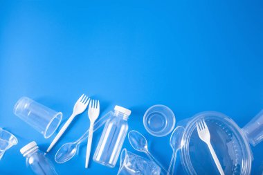 tek kullanımlık plastik şişeler, bardaklar, çatallar, kaşıklar. recy kavramı