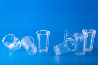 tek kullanımlık plastik bardak. plastik geri dönüşüm kavramı, plastik wa