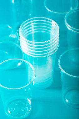 tek kullanımlık plastik bardak. plastik geri dönüşüm kavramı, plastik wa