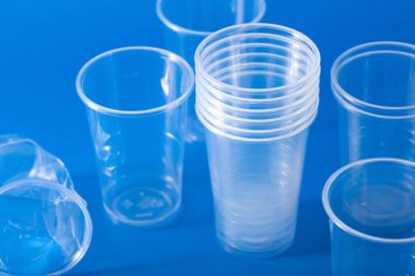 tek kullanımlık plastik bardak. plastik geri dönüşüm kavramı, plastik wa