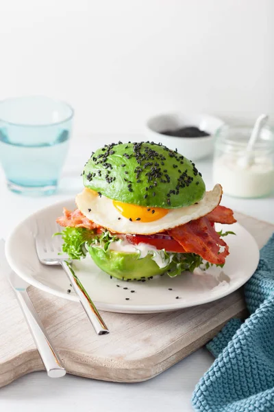 Keto paleo diéta avokádó reggeli burger szalonnával, tojással, paradicsommal — Stock Fotó