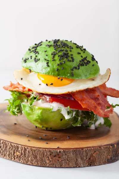 Keto paleo diéta avokádó reggeli burger szalonnával, tojással, paradicsommal — Stock Fotó