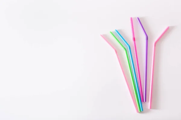 Одноразові пластикові пивні соломинки — стокове фото