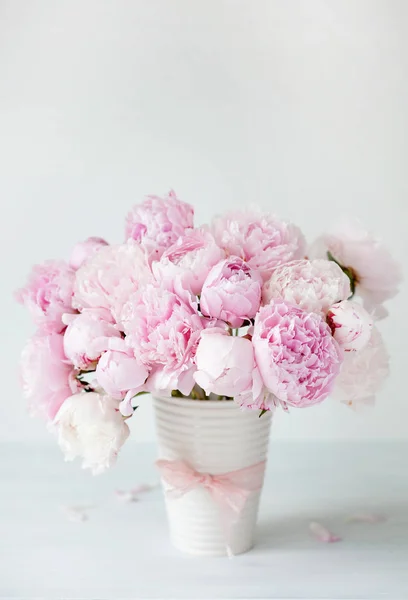 Gyönyörű rózsaszín bazsarózsa virágok csokor vázában — Stock Fotó