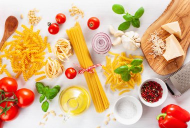 İtalyan cousine düz yatıyordu için malzemeler, makarna spagetti penne 