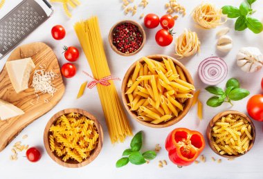 İtalyan cousine düz yatıyordu için malzemeler, makarna spagetti penne 