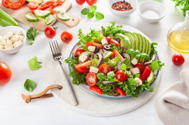 beyaz peynir, zeytin, cucum ile yunan tarzı avokado domates salatası