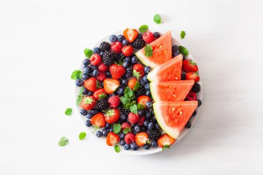 beyaz üzerinde meyve ve berry tabağı. yaban mersini, çilek, ahududu
