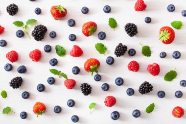 beyaz arka plan üzerinde çeşitli meyveleri. yaban mersini, çilek, r