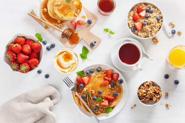 Pancake dengan madu blueberry strawberry dan quinoa untuk breakfas — Stok Foto