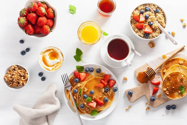 Pancake dengan madu blueberry strawberry dan quinoa untuk breakfas — Stok Foto