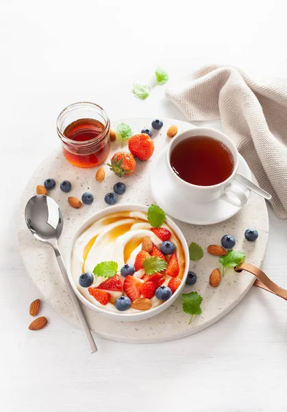 Yaourt à la fraise myrtille miel amande pour le petit déjeuner — Photo