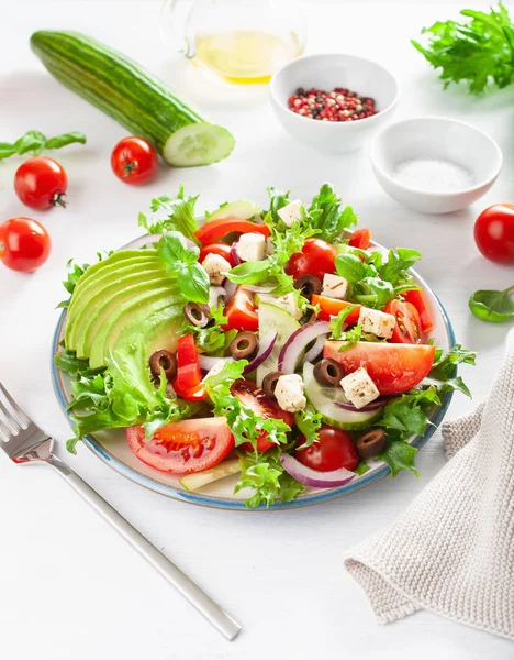Beyaz peynir, zeytin, cucum ile yunan tarzı avokado domates salatası — Stok fotoğraf