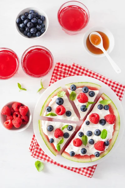 Wassermelonen-Pizzascheiben mit Joghurt und Beeren, Sommer-Dessert — Stockfoto