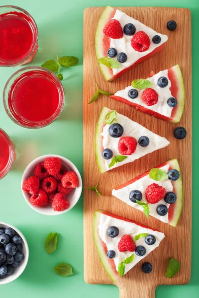 Ломтики арбузной пиццы с йогуртом и ягодами, летний десерт — стоковое фото