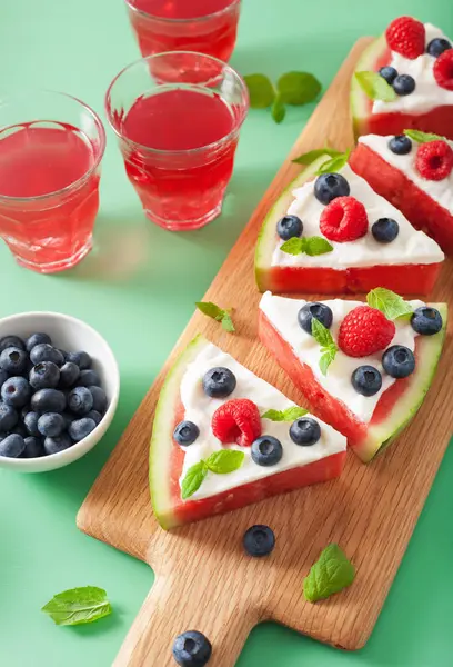 Yoğurt ve böğürtlenli karpuz pizza dilimleri, yaz tatlısı.