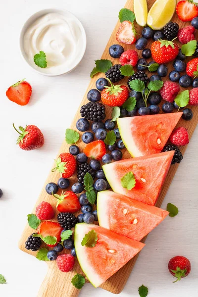 Piatto di frutta e bacche su bianco. mirtillo, fragola, lampone — Foto Stock