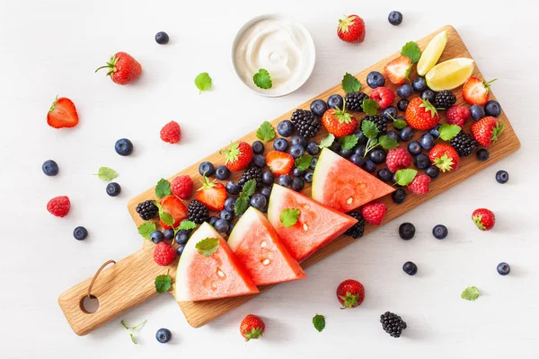 Talerz owoców i jagód na biało. Borówka, truskawka, raspb — Zdjęcie stockowe