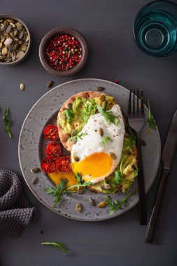 Kahvaltı avokado sandviç kızarmış yumurta ve domates ile
