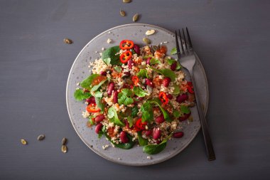 sağlıklı bakla ve quinoa salata ile ıspanak, biber