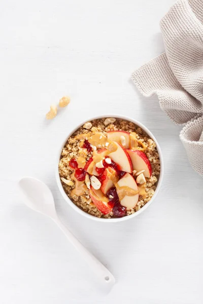 Manzana cacahuete mantequilla quinoa bowl con mermelada y anacardo para saludable — Foto de Stock