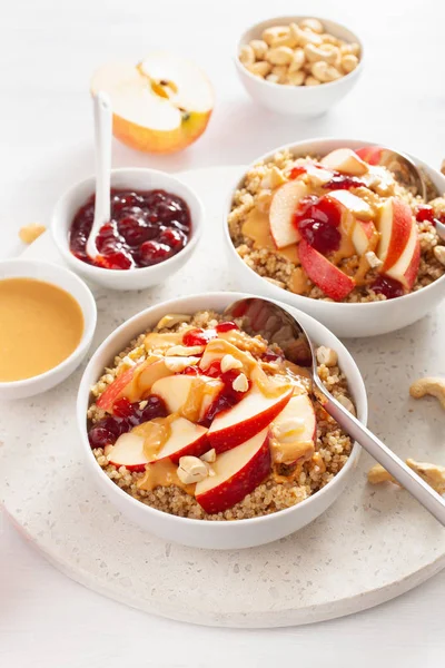 Manzana cacahuete mantequilla quinoa bowl con mermelada y anacardo para saludable — Foto de Stock