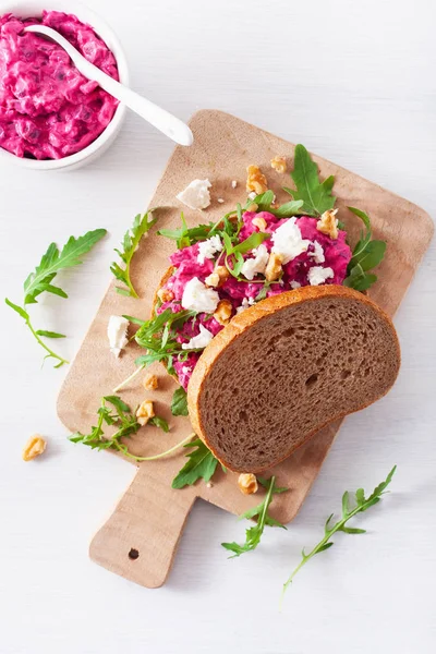 Rote-Bete-Feta-Käse-Sandwich mit Walnüssen und Rucola — Stockfoto