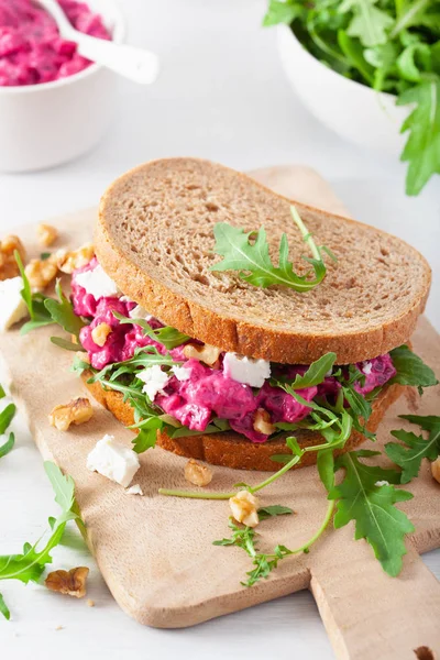 Rode biet en feta kaas sandwich met walnoten en raket — Stockfoto