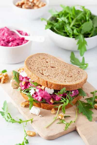 Rode biet en feta kaas sandwich met walnoten en raket — Stockfoto