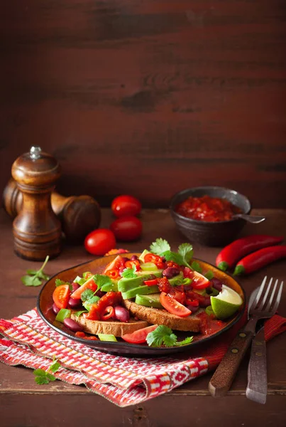 Sanduíche de feijão de abacate mexicano com cebolinha de tomate — Fotografia de Stock