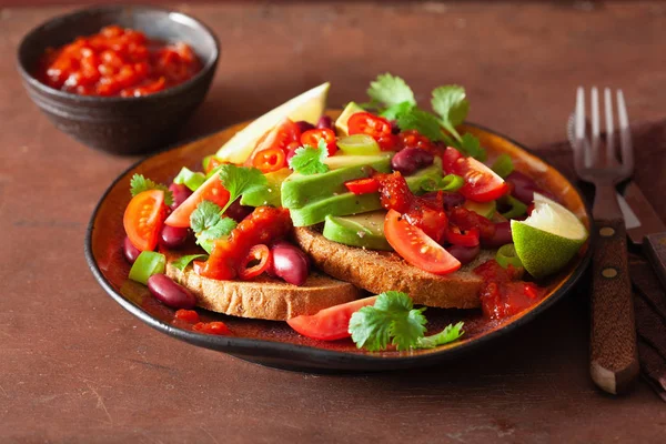 Sanduíche de feijão de abacate mexicano com cebolinha de tomate — Fotografia de Stock