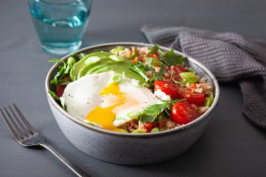 kızarmış yumurta, avokado, domates, roket ile quinoa kase. Sağlıklı sebze