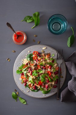 sağlıklı bakla ve quinoa salata ile ıspanak, biber