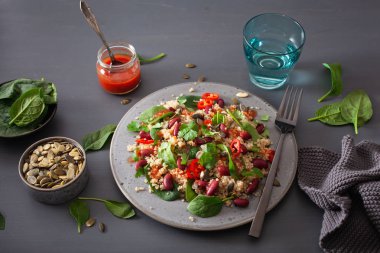 sağlıklı bakla ve quinoa salata ile ıspanak, biber