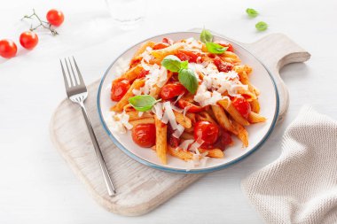 İtalyan penne makarna domates parmesan fesleğen ile