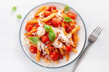 İtalyan penne makarna domates parmesan fesleğen ile