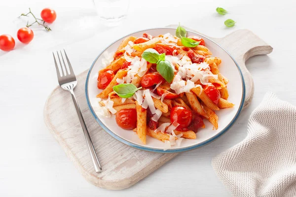 İtalyan penne makarna domates parmesan fesleğen ile — Stok fotoğraf