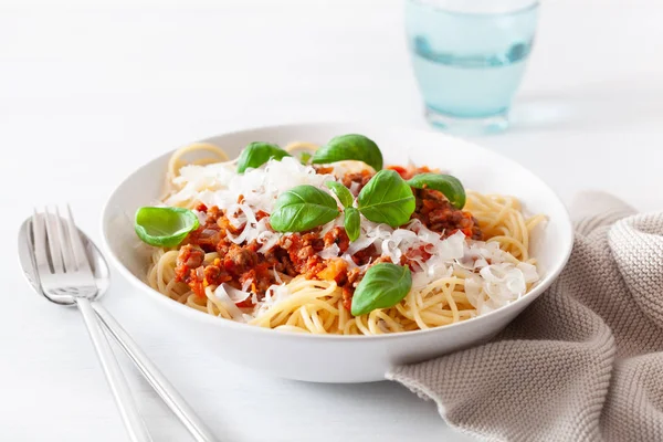 Spaghetti bolognese con basilico e parmigiano, pasta italiana — Foto Stock