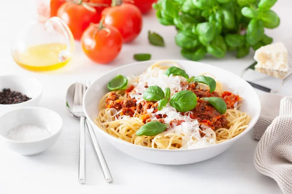 Spaghetti bolognese met basilicum en Parmezaanse kaas, Italiaanse pasta — Stockfoto